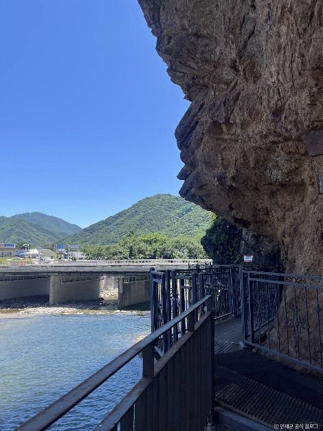 용대 매바위 인공폭포 이미지 4